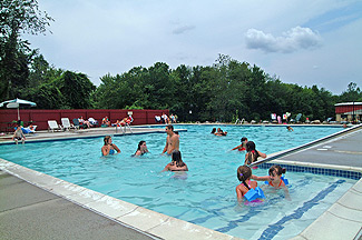 The swimming pool complex at Stateline Campresort & Cabins